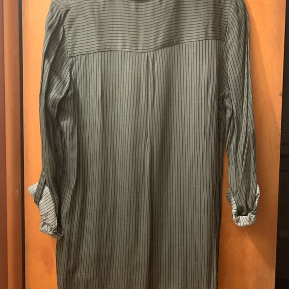 Button up - Picture 3 of 3